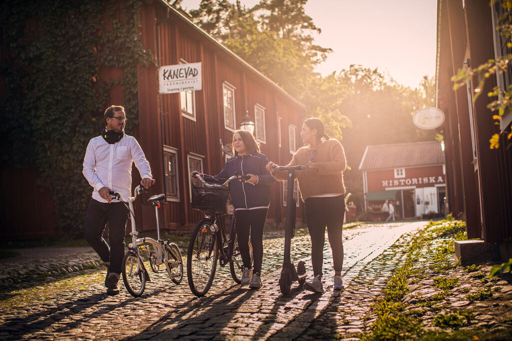 cykelfamilj tar sig hem över gamla stan i Linköping.